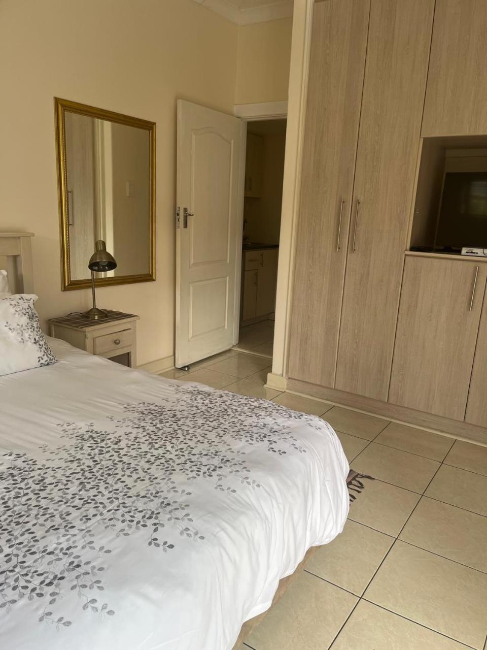 At Sta-Plus Guest House Port Elizabeth Esterno foto